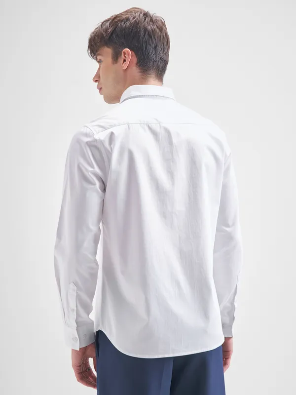 Highlander Men White Solid Slim Fit Casual Shirt