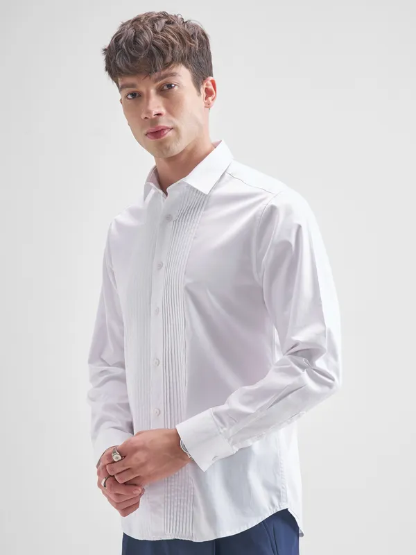 Highlander Men White Solid Slim Fit Casual Shirt