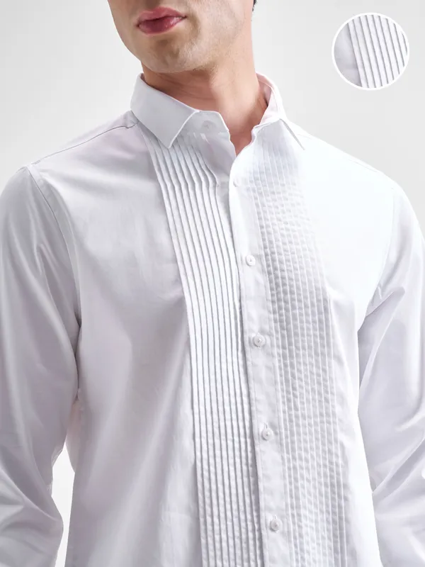 Highlander Men White Solid Slim Fit Casual Shirt