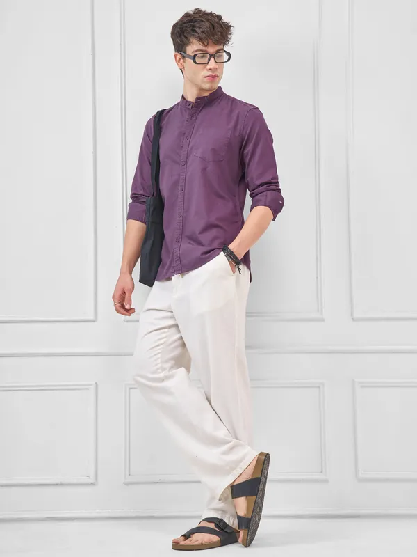 Highlander Men Purple Solid Slim Fit Casual Shirt