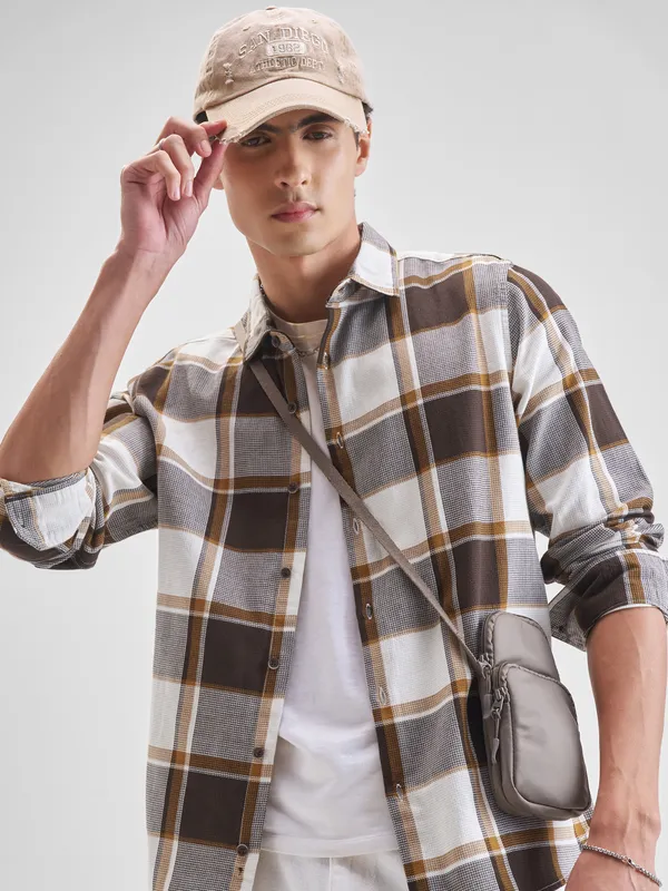 Highlander Men Cream Checked Slim Fit Casual Shirt