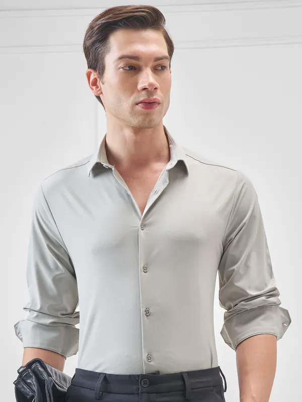Highlander Men Grey Solid Slim Fit Casual Shirt