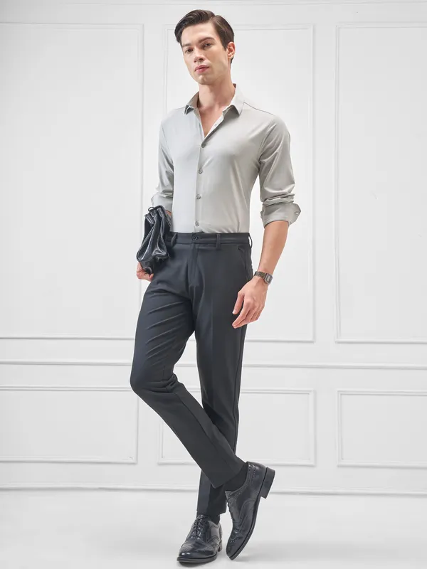 Highlander Men Grey Solid Slim Fit Casual Shirt