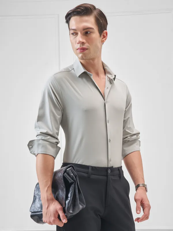 Highlander Men Grey Solid Slim Fit Casual Shirt