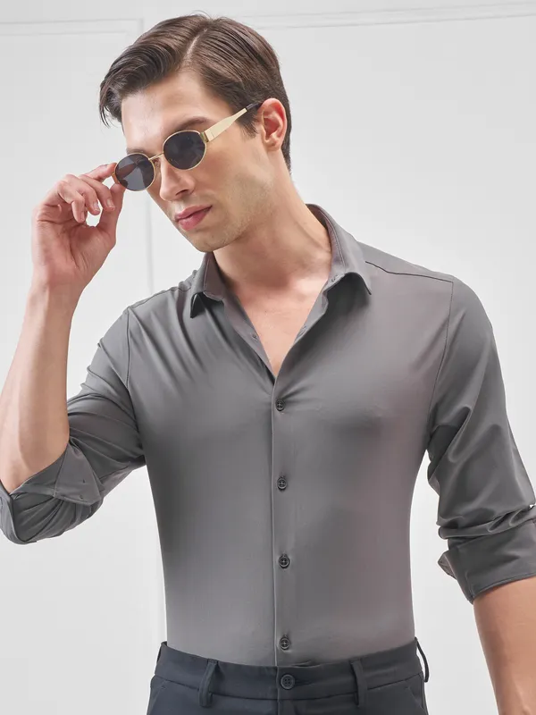 Highlander Men Charcoal Solid Slim Fit Casual Shirt
