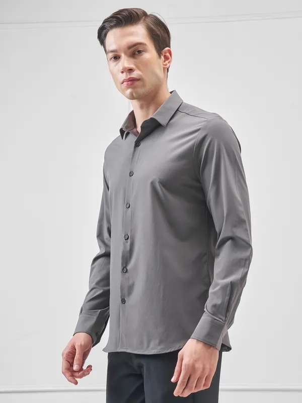 Highlander Men Charcoal Solid Slim Fit Casual Shirt