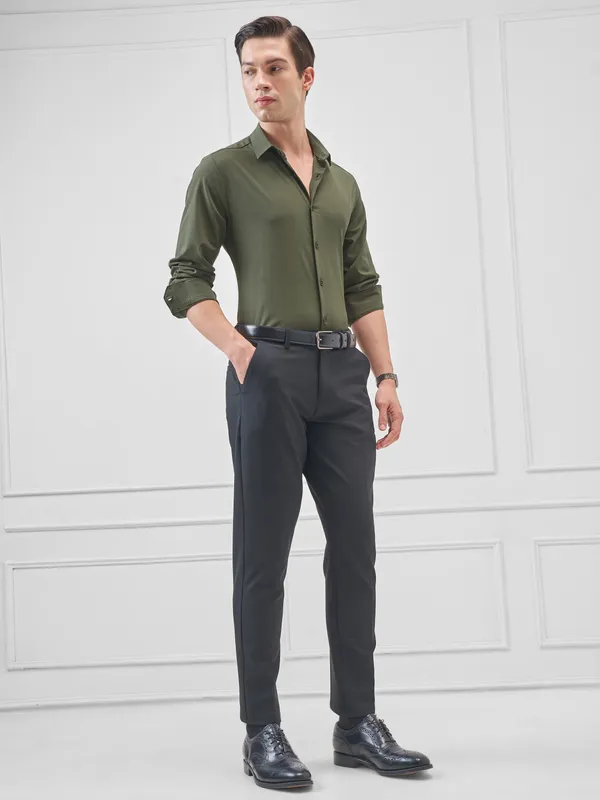 Highlander Men Green Solid Slim Fit Casual Shirt