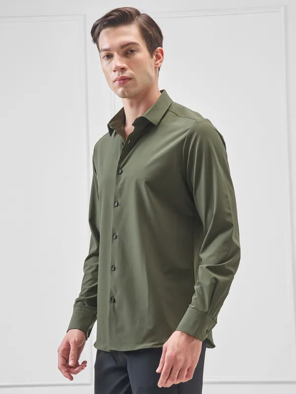 Highlander Men Green Solid Slim Fit Casual Shirt