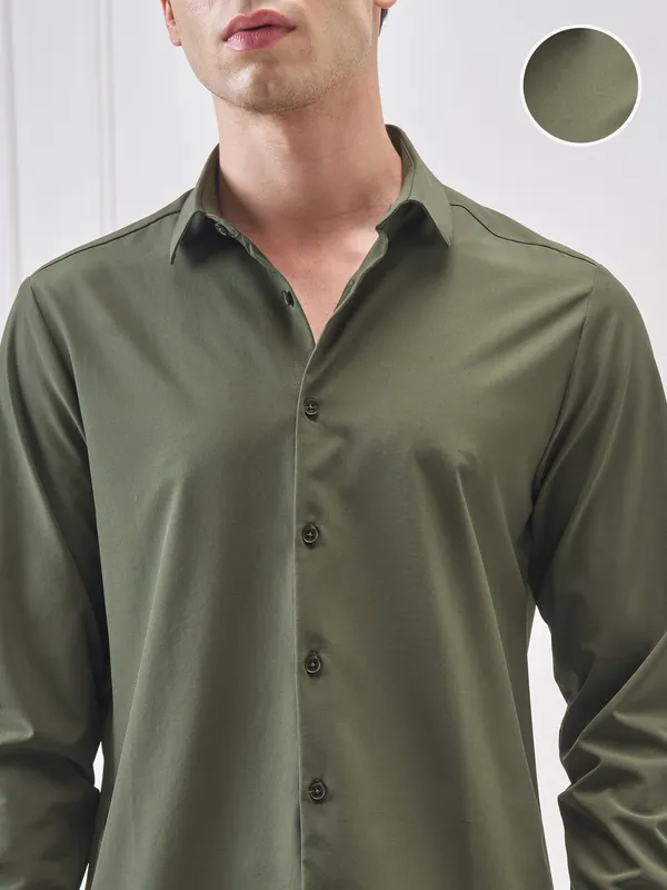 Highlander Men Green Solid Slim Fit Casual Shirt