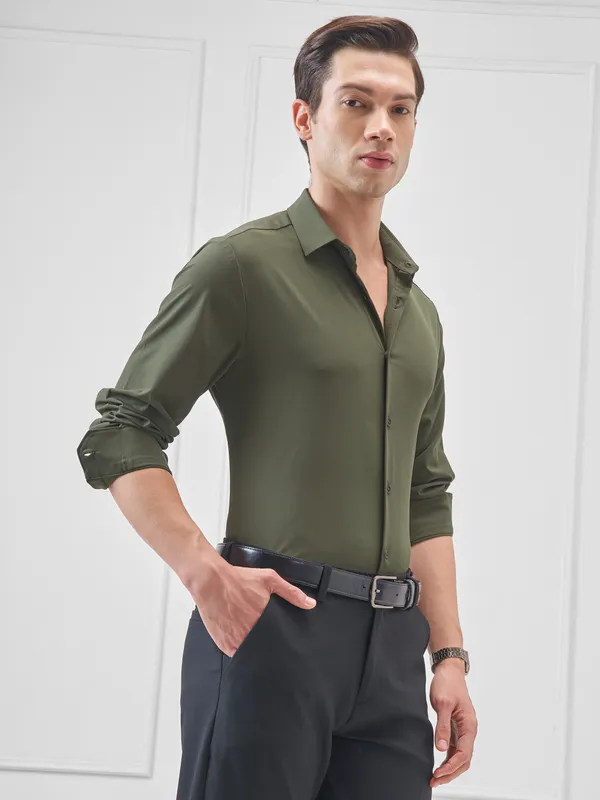 Highlander Men Green Solid Slim Fit Casual Shirt