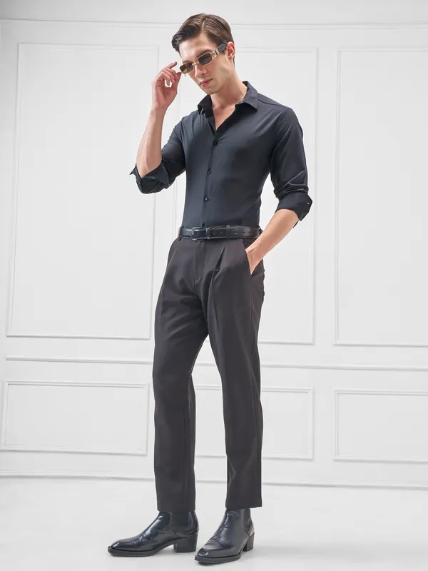 Highlander Men Navy Blue Solid Slim Fit Casual Shirt