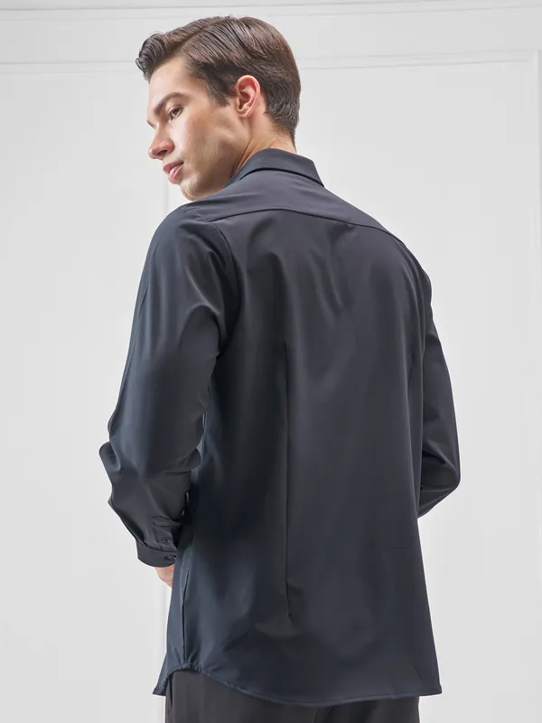 Highlander Men Navy Blue Solid Slim Fit Casual Shirt