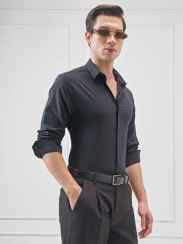 Highlander Men Navy Blue Solid Slim Fit Casual Shirt