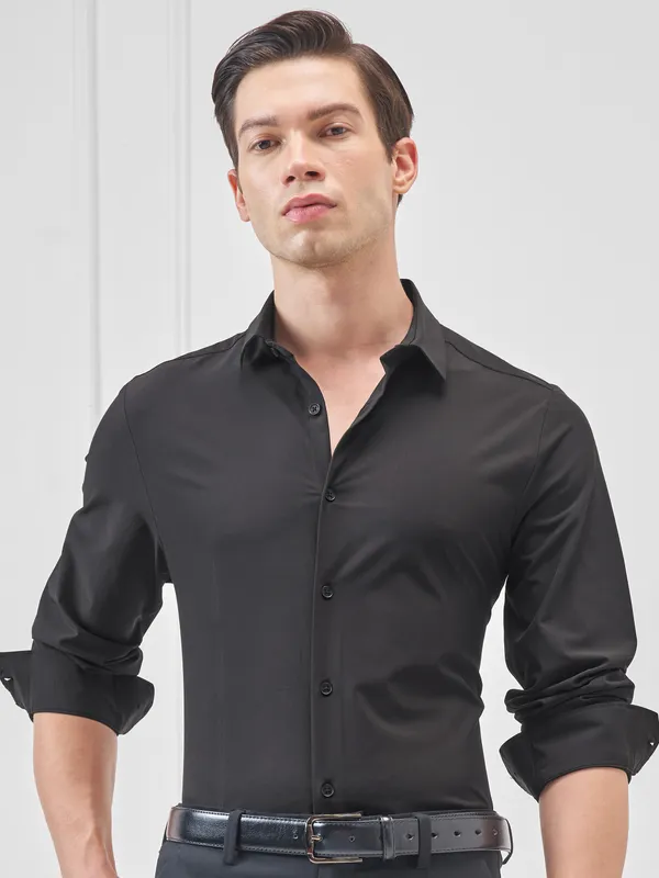 Highlander Men Black Solid Slim Fit Casual Shirt