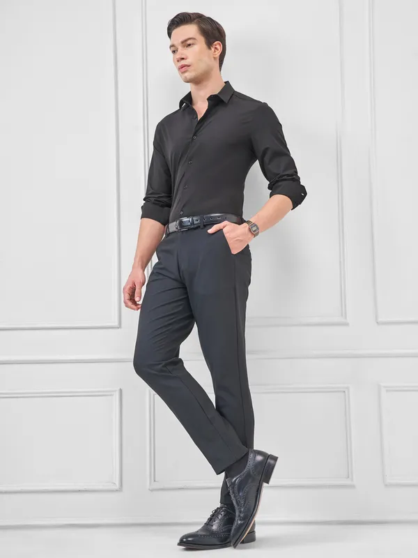 Highlander Men Black Solid Slim Fit Casual Shirt