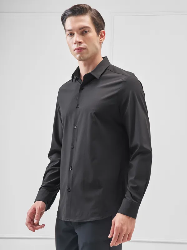 Highlander Men Black Solid Slim Fit Casual Shirt