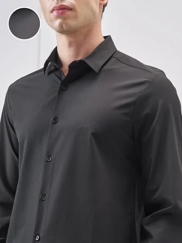 Highlander Men Black Solid Slim Fit Casual Shirt