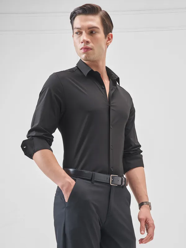 Highlander Men Black Solid Slim Fit Casual Shirt