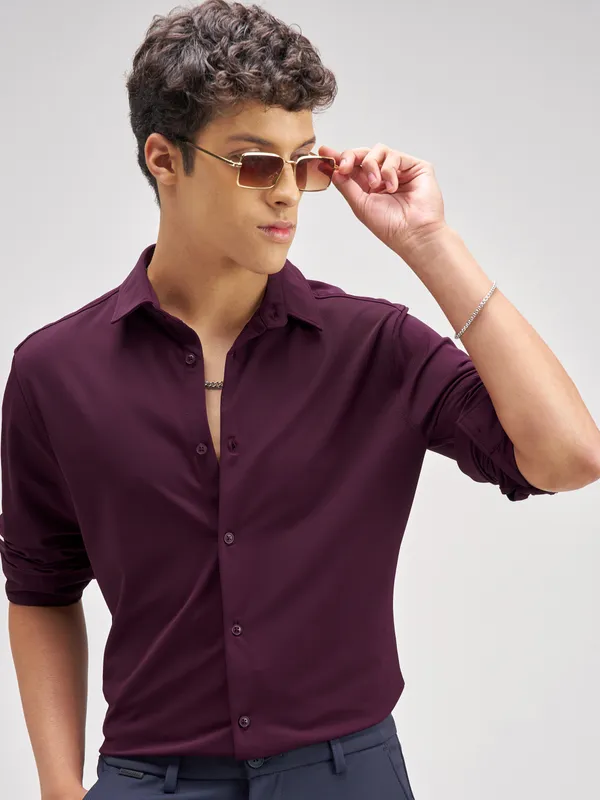 Highlander Men Purple Solid Slim Fit Casual Shirt