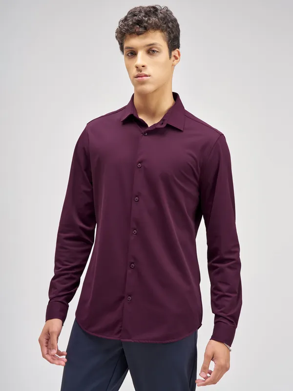 Highlander Men Purple Solid Slim Fit Casual Shirt