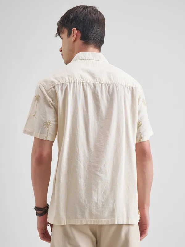 Highlander Men Cream Self Design Relaxed Fit Casual Shirt