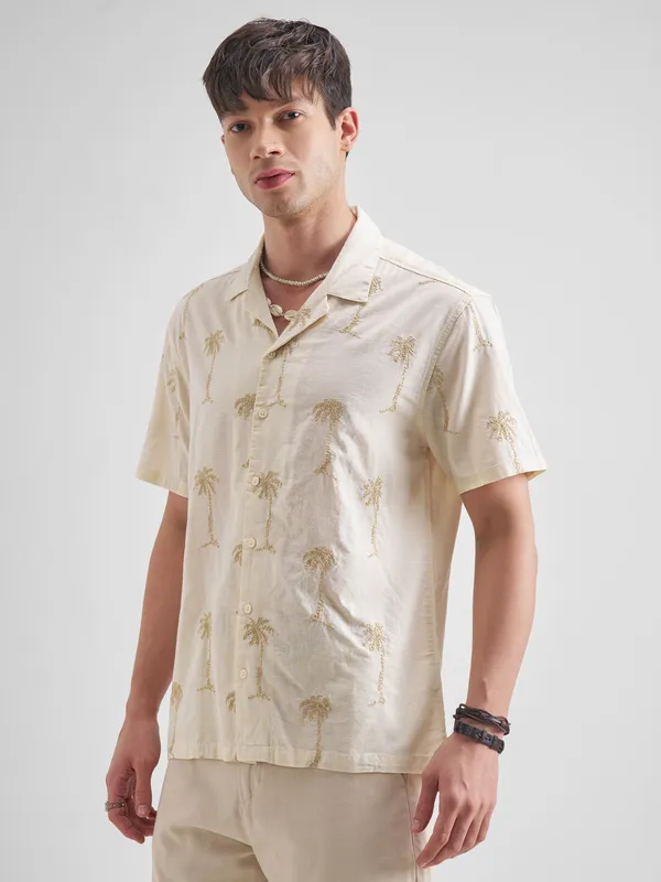 Highlander Men Cream Self Design Relaxed Fit Casual Shirt