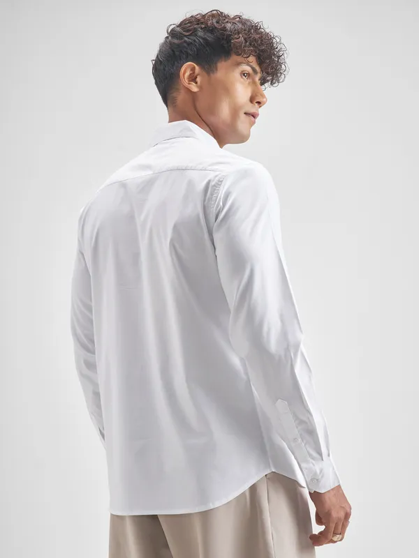 Highlander Men White Solid Slim Fit Casual Shirt