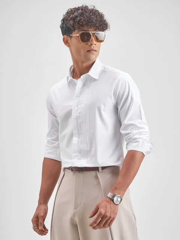 Highlander Men White Solid Slim Fit Casual Shirt