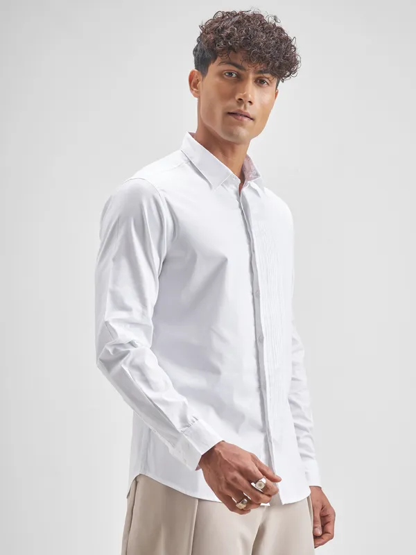 Highlander Men White Solid Slim Fit Casual Shirt