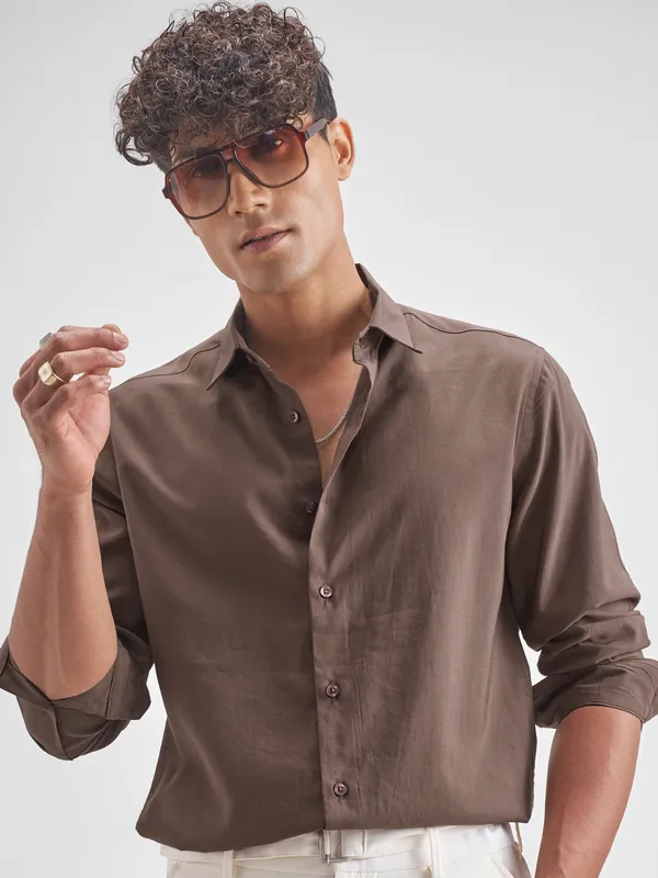 Highlander Men Brown Solid Slim Fit Casual Shirt