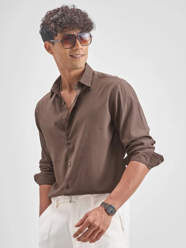Highlander Men Brown Solid Slim Fit Casual Shirt
