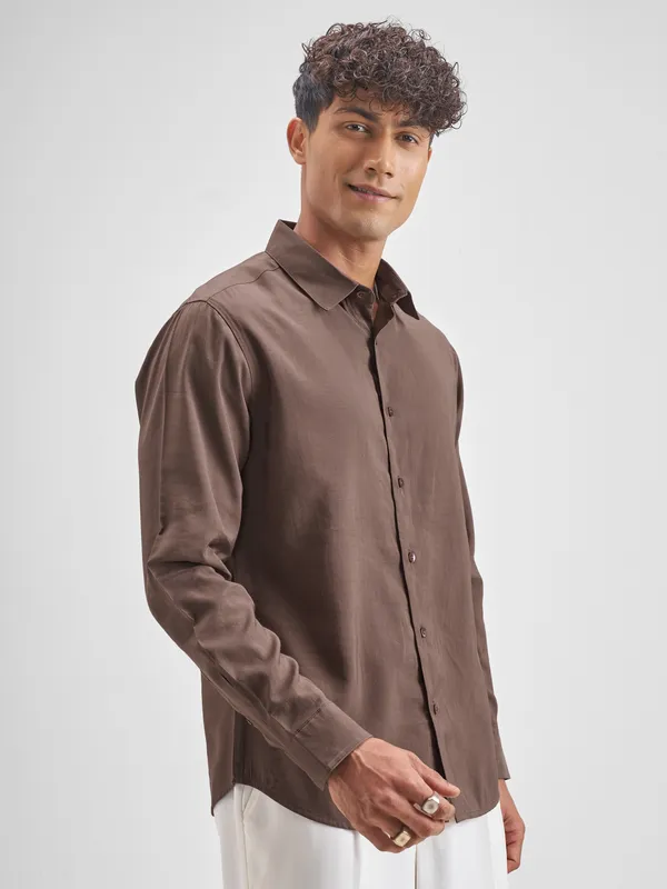 Highlander Men Brown Solid Slim Fit Casual Shirt