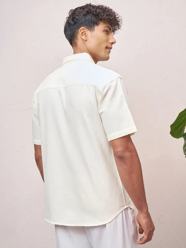 Highlander Men Cream Self Design Relaxed Fit Casual Shirt