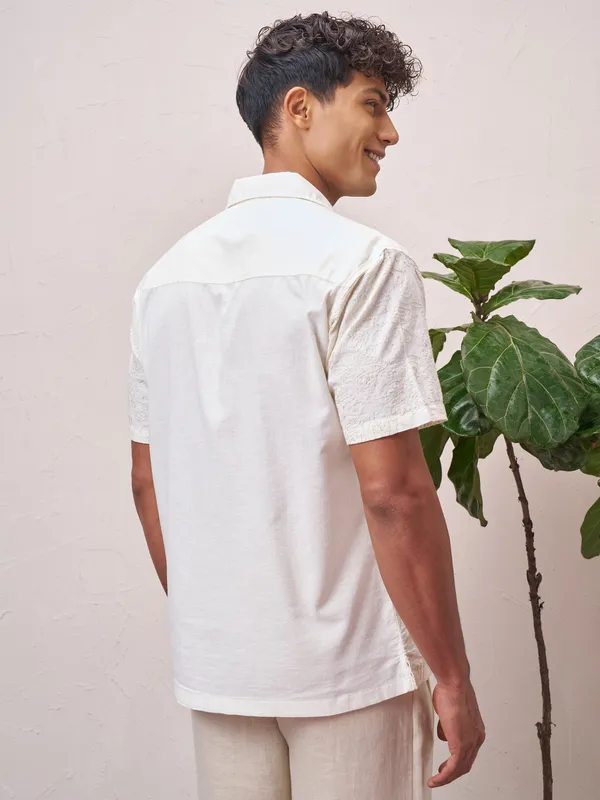 Highlander Men Cream Self Design Relaxed Fit Casual Shirt