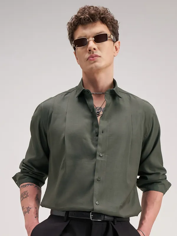 Highlander Men Olive Solid Regular Fit Casual Shirt