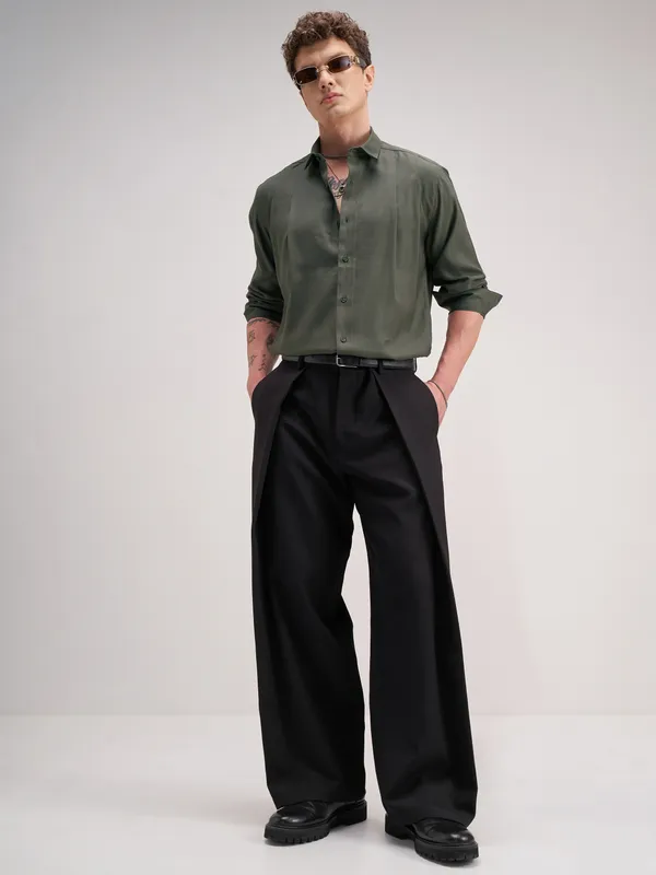 Highlander Men Olive Solid Regular Fit Casual Shirt