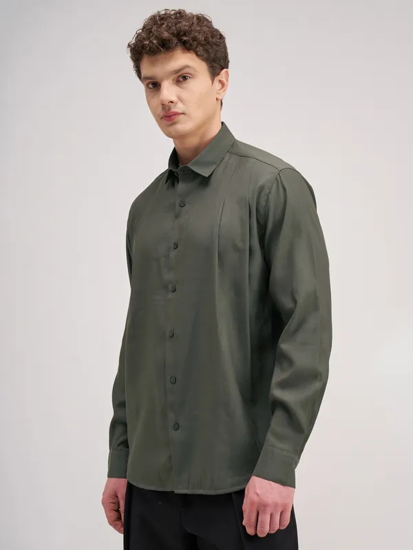 Highlander Men Olive Solid Regular Fit Casual Shirt