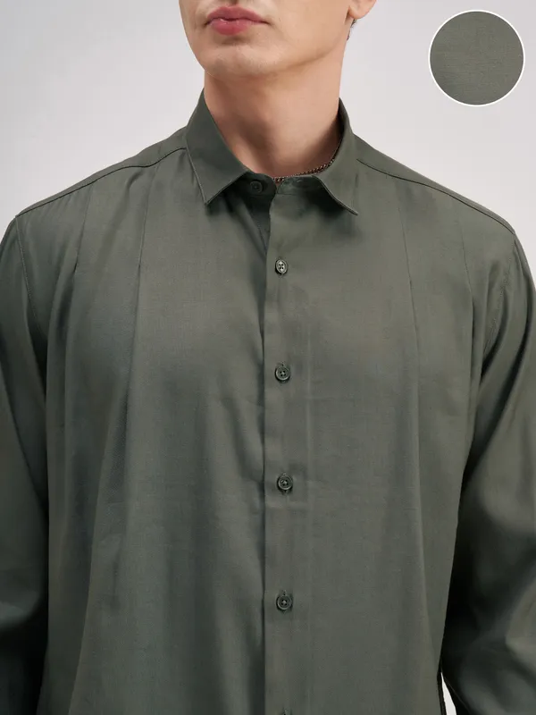 Highlander Men Olive Solid Regular Fit Casual Shirt
