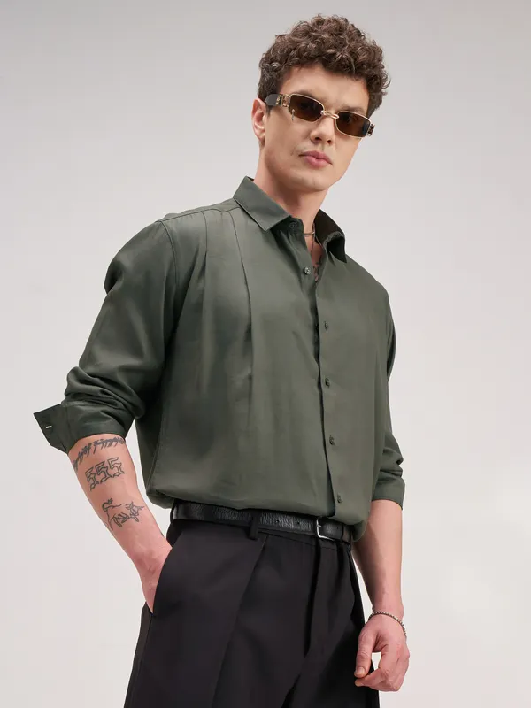 Highlander Men Olive Solid Regular Fit Casual Shirt