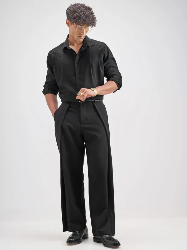 Highlander Men Black Solid Slim Fit Casual Shirt