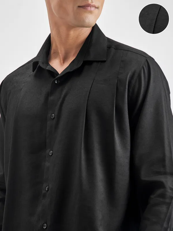 Highlander Men Black Solid Slim Fit Casual Shirt