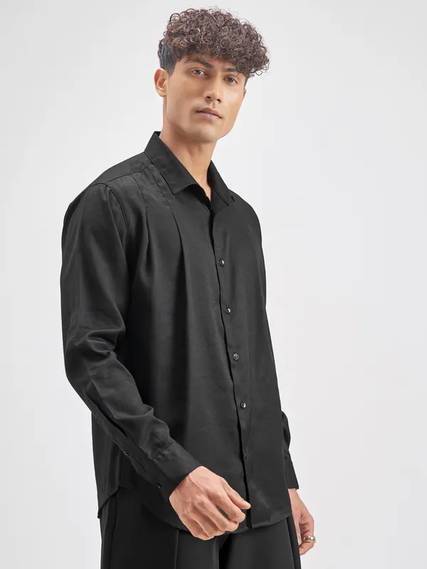 Highlander Men Black Solid Slim Fit Casual Shirt