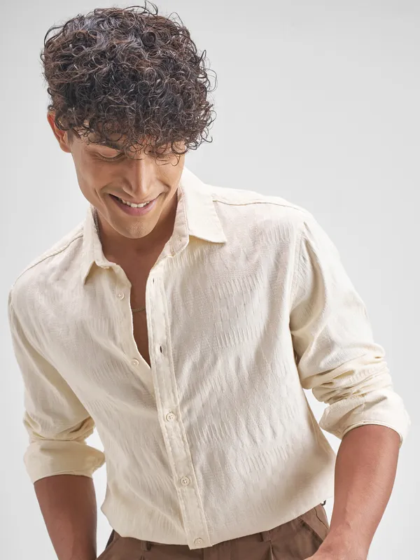 Highlander Men Cream Self Design Relaxed Fit Casual Shirt