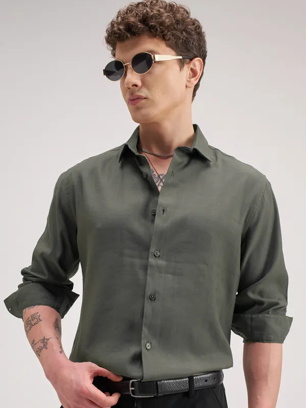 Highlander Men Green Solid Slim Fit Casual Shirt
