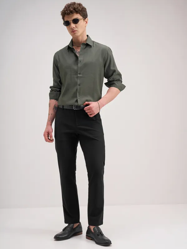 Highlander Men Green Solid Slim Fit Casual Shirt