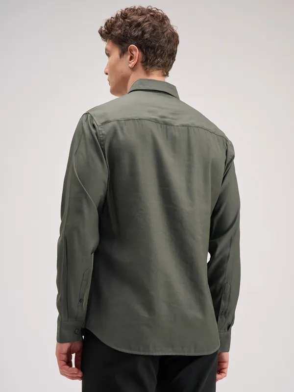 Highlander Men Green Solid Slim Fit Casual Shirt