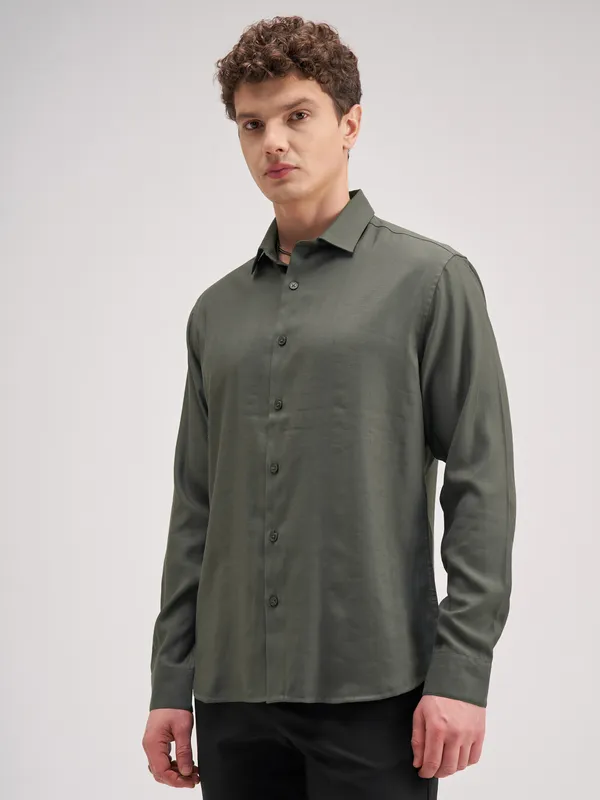 Highlander Men Green Solid Slim Fit Casual Shirt