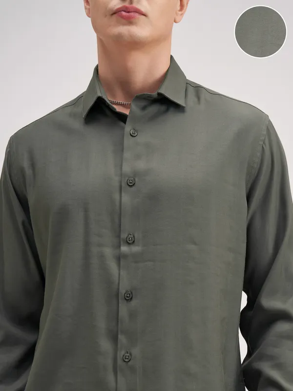 Highlander Men Green Solid Slim Fit Casual Shirt