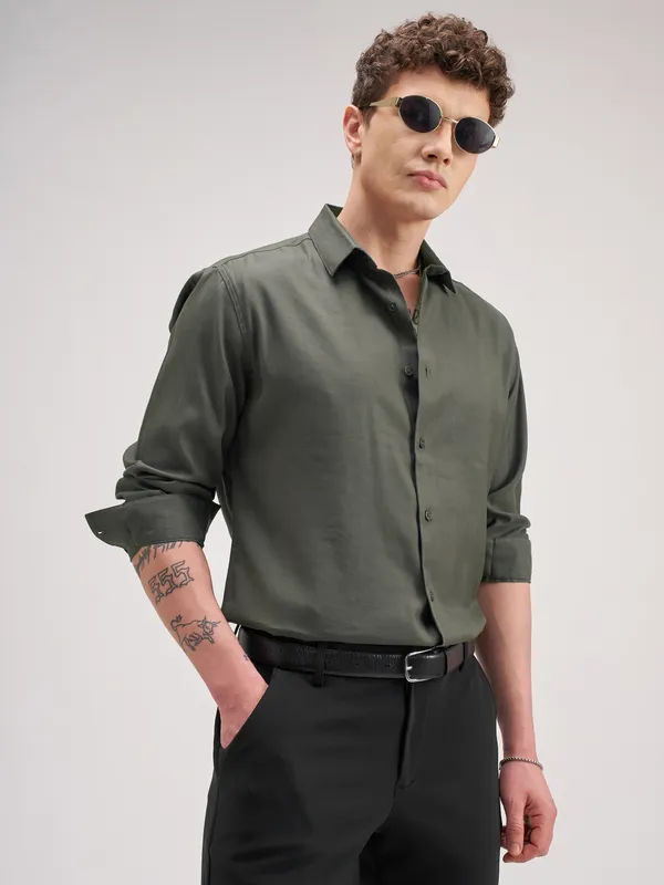 Highlander Men Green Solid Slim Fit Casual Shirt