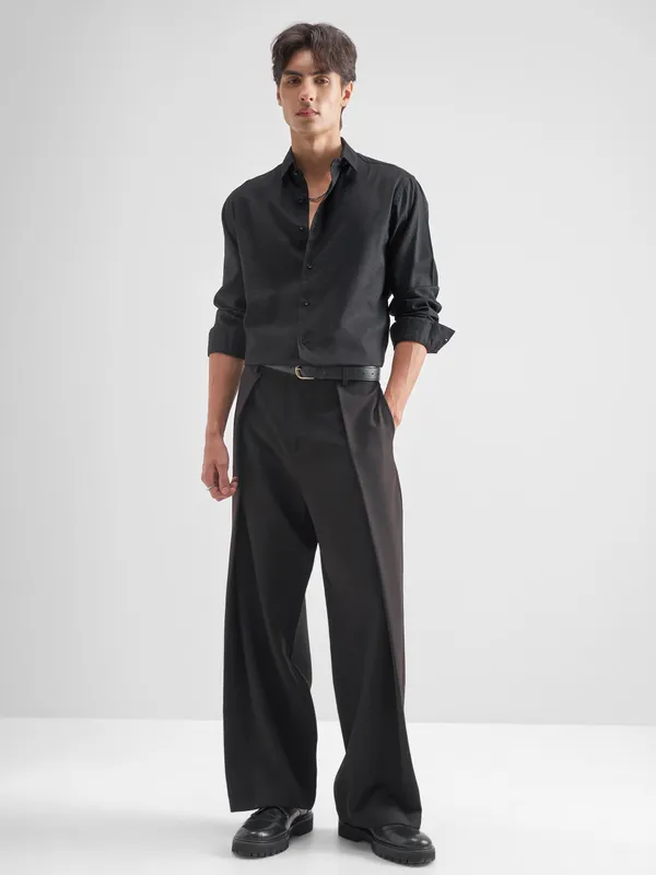 Highlander Men Black Solid Regular Fit Casual Shirt